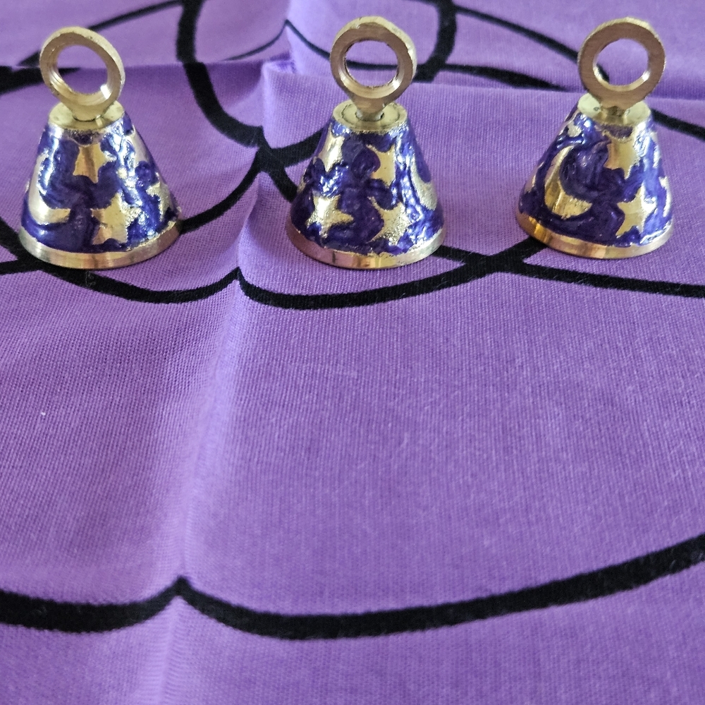 Triquetra Alter Cloth W/ Mini Ritual Candles and Bells - Picture 5 of 5